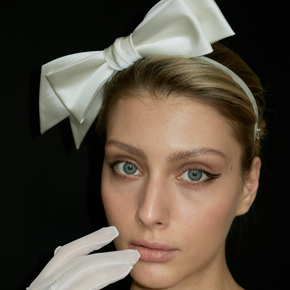 Ободок тонкий с белым бантом