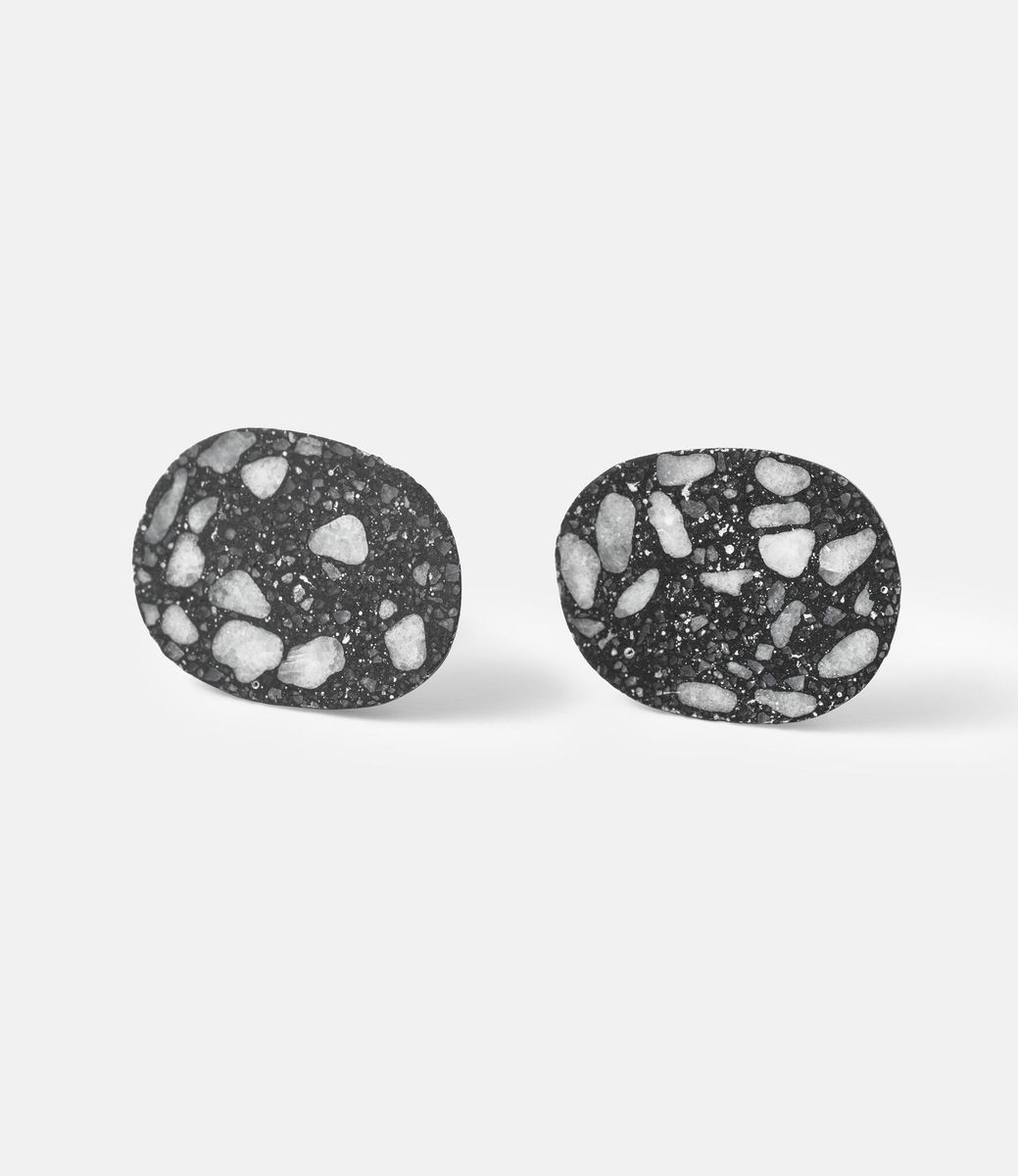 22 Studio Pebble Dark Grey — серьги из бетона и камней