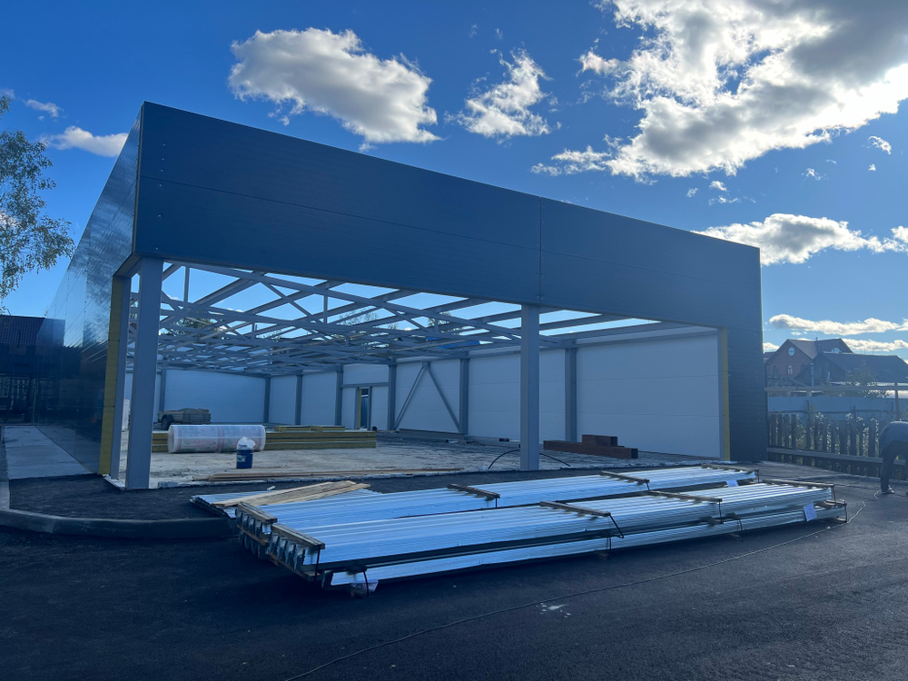 Поставка и монтаж кровли из ПВХ мембраны, монтаж профилированного настила - Магазин "Пятерочка" по адресу: г.Дегтярск, ул.Пролетарская 71