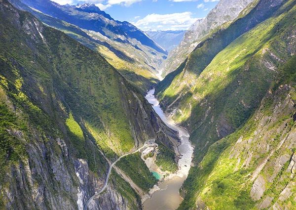 Там, где реки прорезают скалы: треккинг по ущелью прыгающего тигра