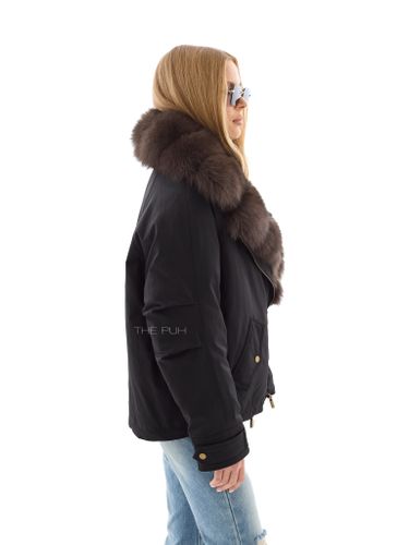 Короткая пуховая парка черного цвета