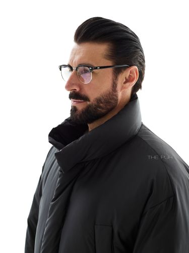 Удлиненный черный пуховик с карманами