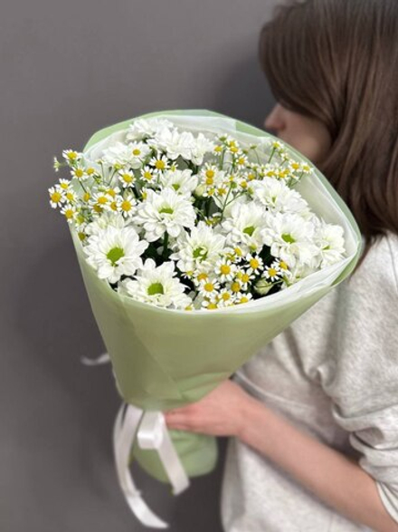 Букет из ромашек и хризантем