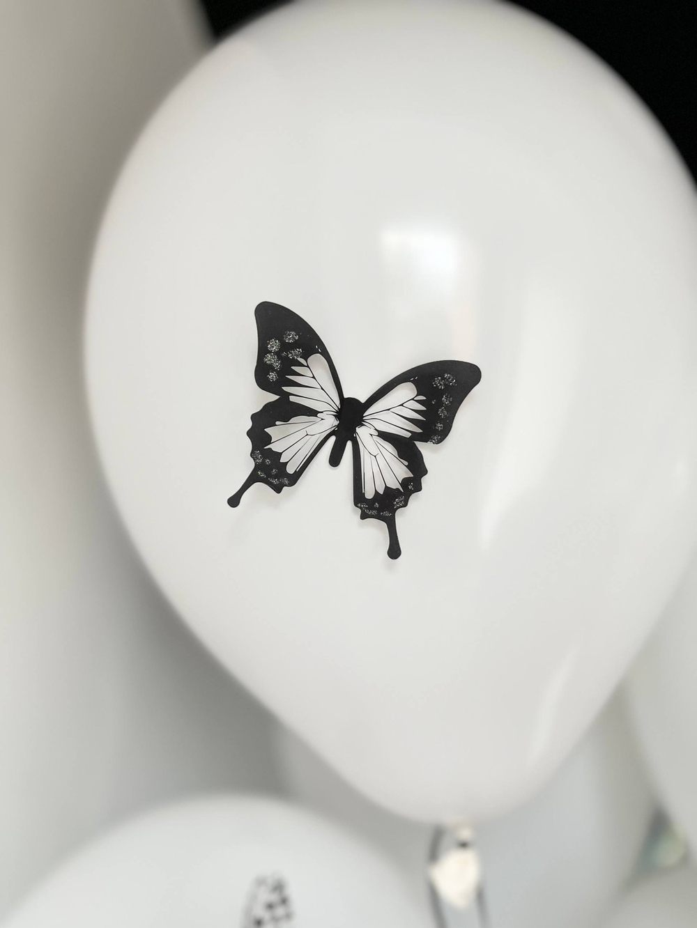 Воздушные шары для девушки с бабочками белые №3645