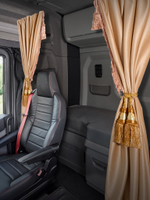 Шторы спального места с бахромой и кистями, с прихватами "Кисти" золотые в кабину Volvo, Scania, MAN, DAF, Merc, Камаз, Sitrak, Shacman, Foton, FAW. Высота 1,45м, ширина одной стороны - 1,15м. Блэкаут, велюр. Бежевый цвет с золотыми кистями-прихватами