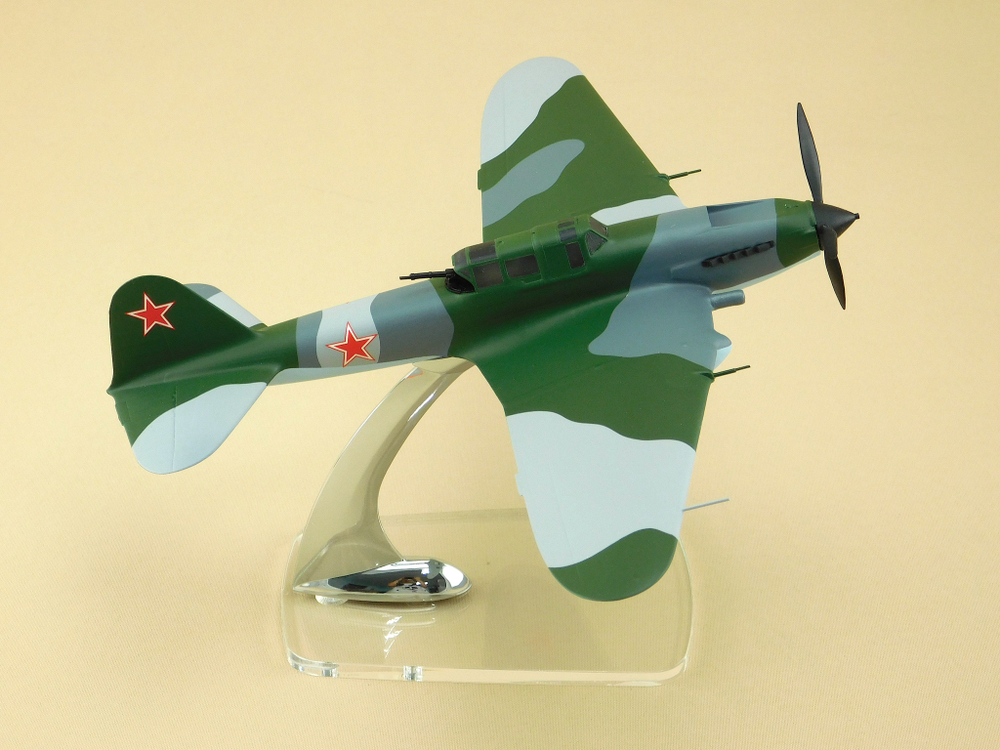 Модель самолета Ил-2 (М1:48, камуфляж)