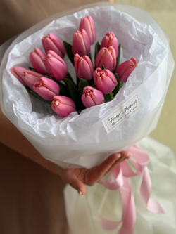 Нежный букет из розовых тюльпанов в элегантном оформлении от Флора Маркет