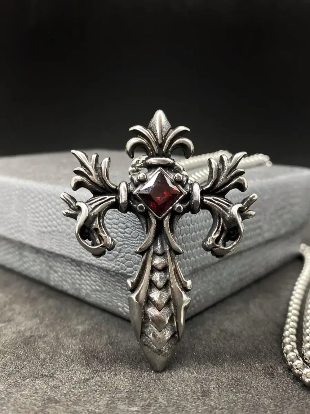 Длинная цепочка из стали с массивной подвеской Крест