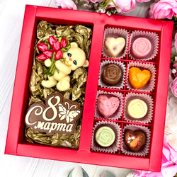 Шоколадный набор "С 8 марта. Мишка с тюльпанами": шоколадка-надпись, фигурка и 8 конфеты ручной работы