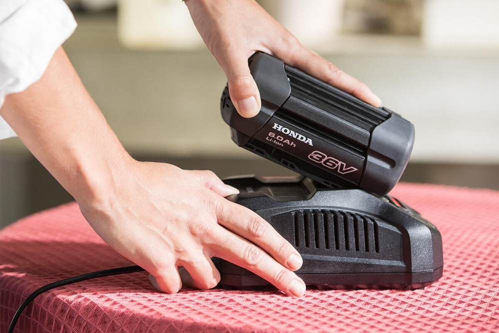 Комплект Honda №5: газонокосилка + мотокоса + АКБ + зарядное устройство