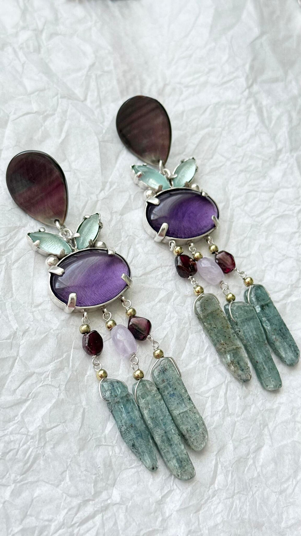 Серьги Nature Bijoux, Gotborg, с ракушкой Capiz в смоле, перламутром, гранатом, кианитом и аметистом