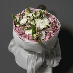 Букет из кустовых хризантем и альстромерий