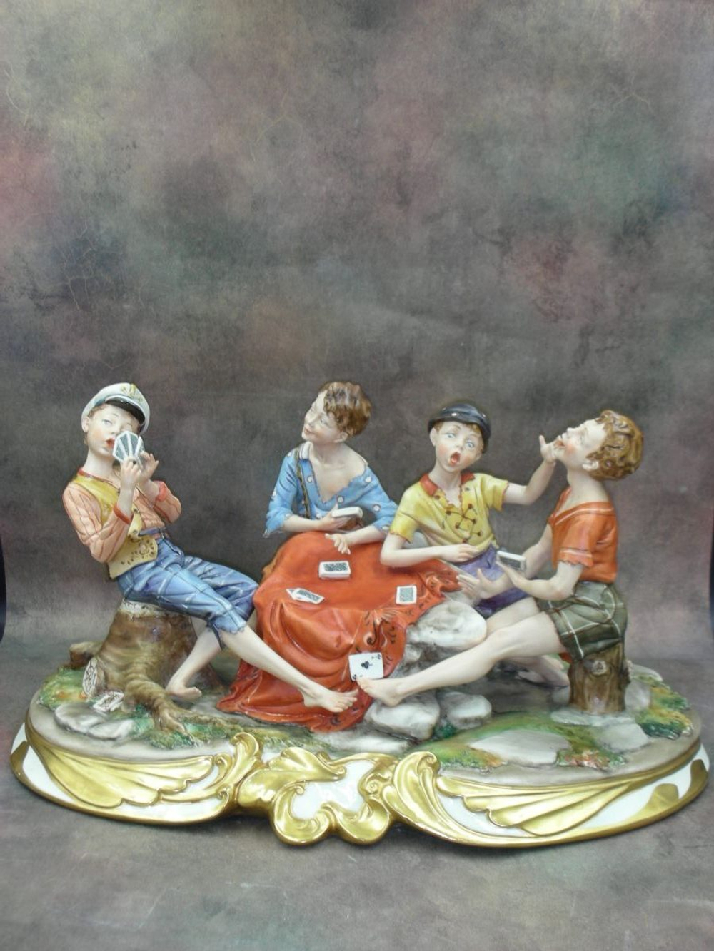 Фарфор. Статуэтка. Картежники, юные шулера. Capodimonte. Италия