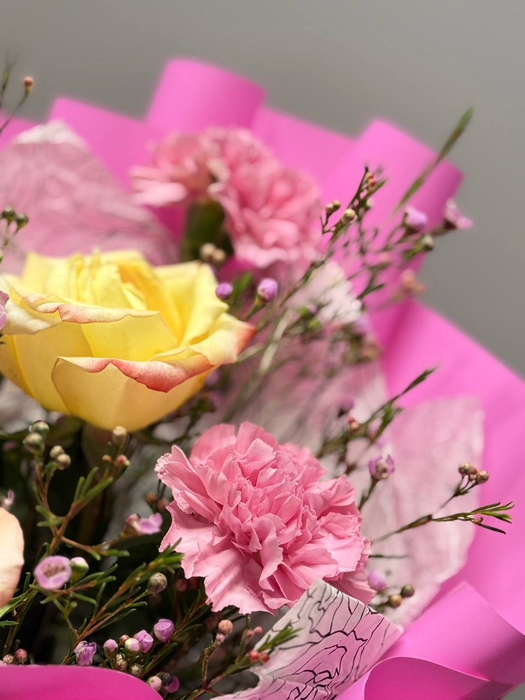 Букет с добавлением ваксфлауэра "Комплимент"