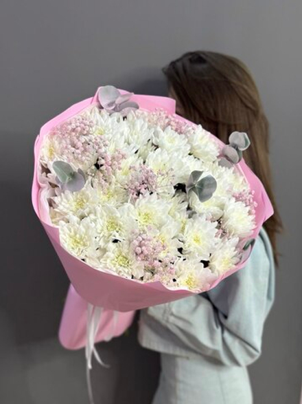 Букет с кустовыми хризантемами сорта "Балтика белая" в розовом цвете