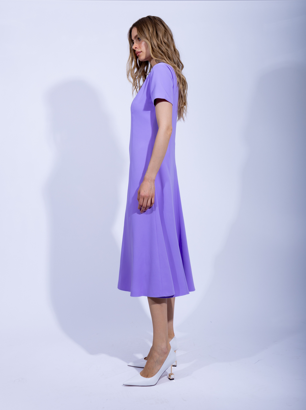 Женское дизайнерское платье фиолетового цвета с коротким рукавом