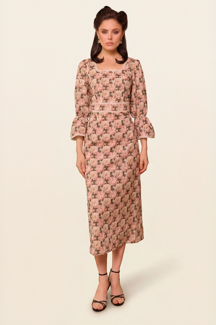 Платье с квадратным вырезом