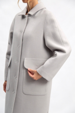 Пальто двубортное с боковыми разрезами и накладными карманами