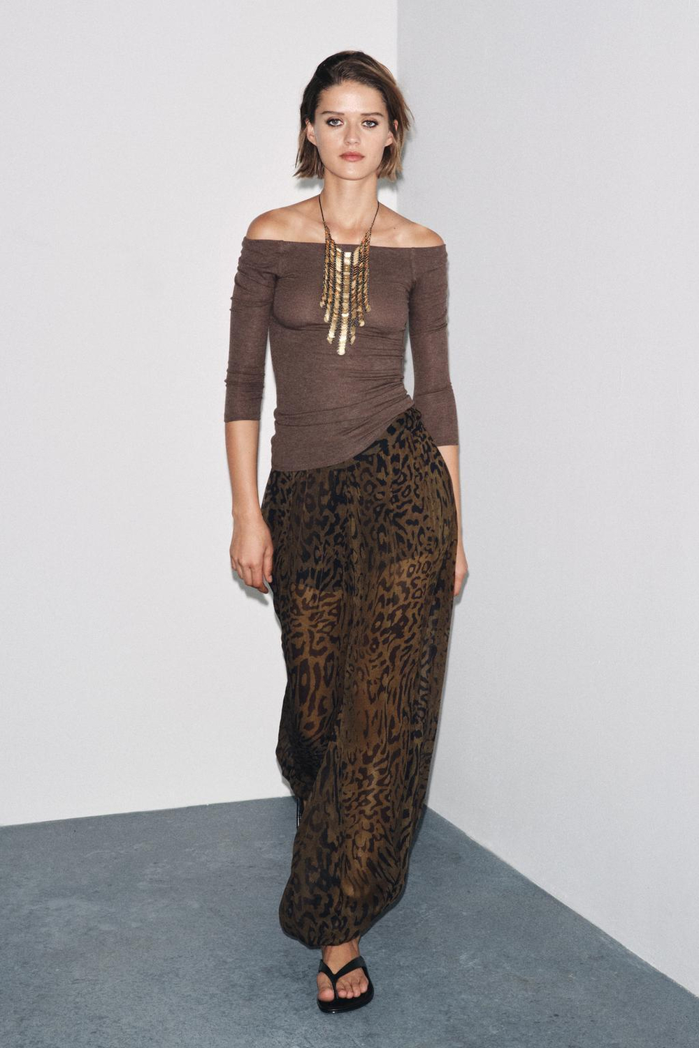 ZARA ФУТБОЛКА С ВЫРЕЗОМ «ЛОДОЧКА», КОРИЧНЕВЫЙ