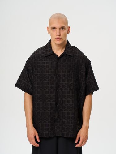 Черная рубашка с фактурным узором