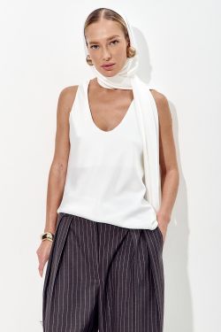 Майка из атласа с глубоким вырезом кремового цвета