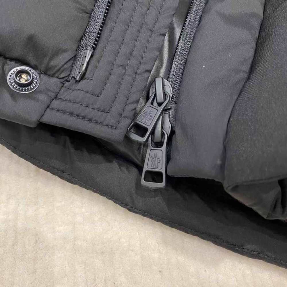 Пуховик Moncler