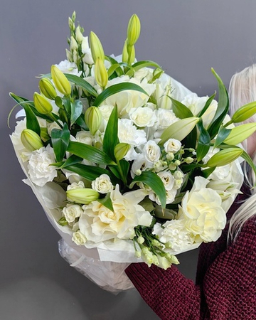 Авторский букет в белой гамме с белыми лилиями
