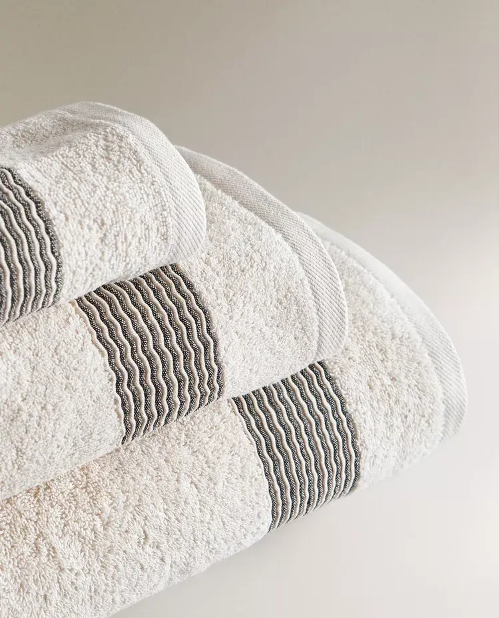 ZARA HOME ПОЛОТЕНЦЕ ИЗ ХЛОПКА СО СКЛАДКАМИ ПО КРОМКЕ, ПЕСОЧНЫЙ/ЧЕРНЫЙ