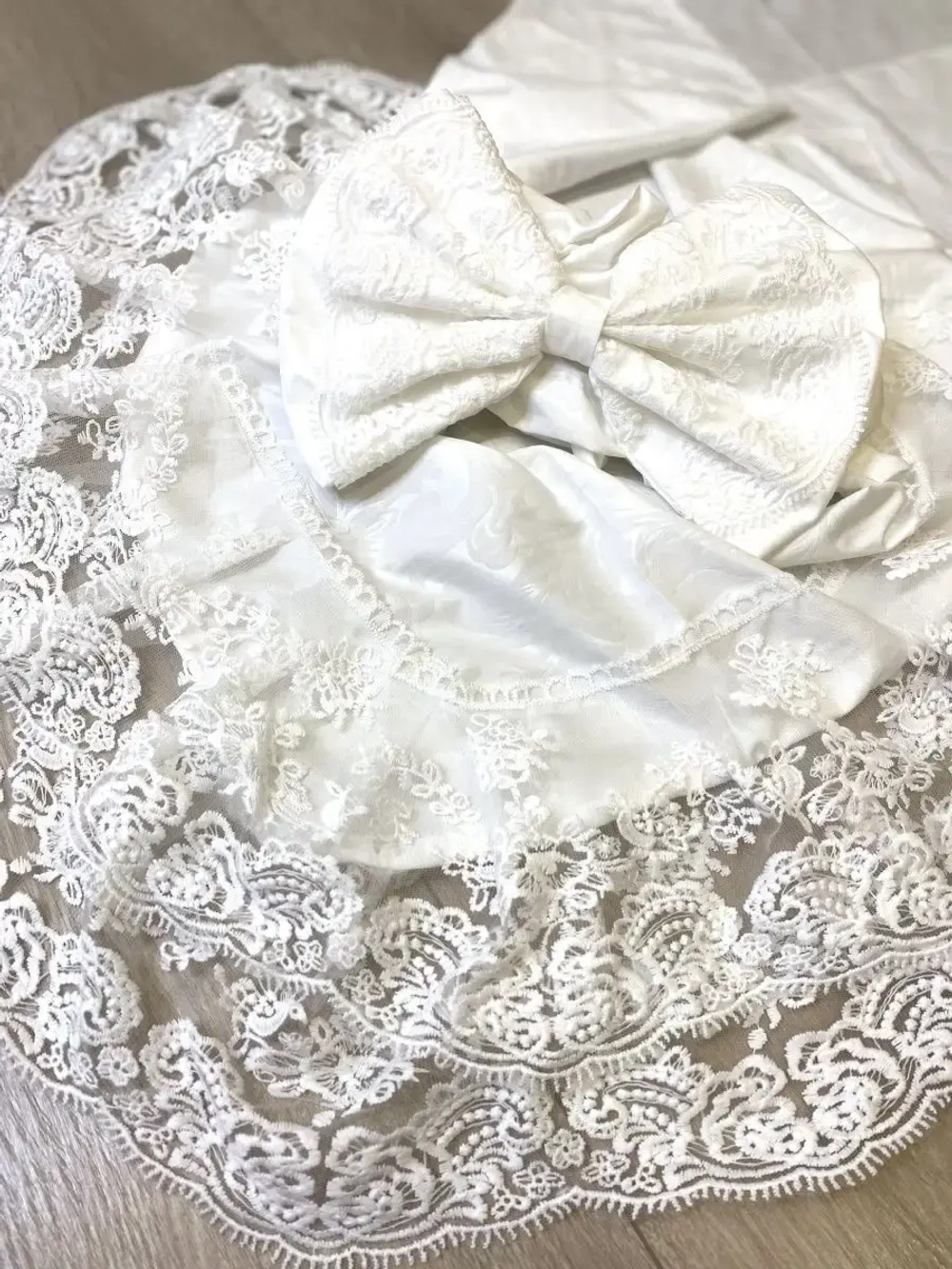 Кружевной уголок и бант на выписку