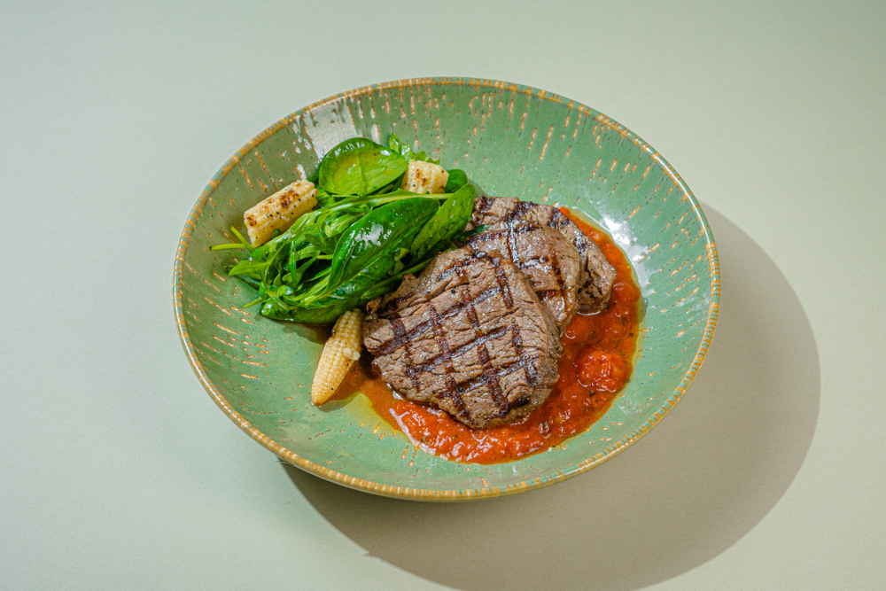 Медальоны с соусом сальса