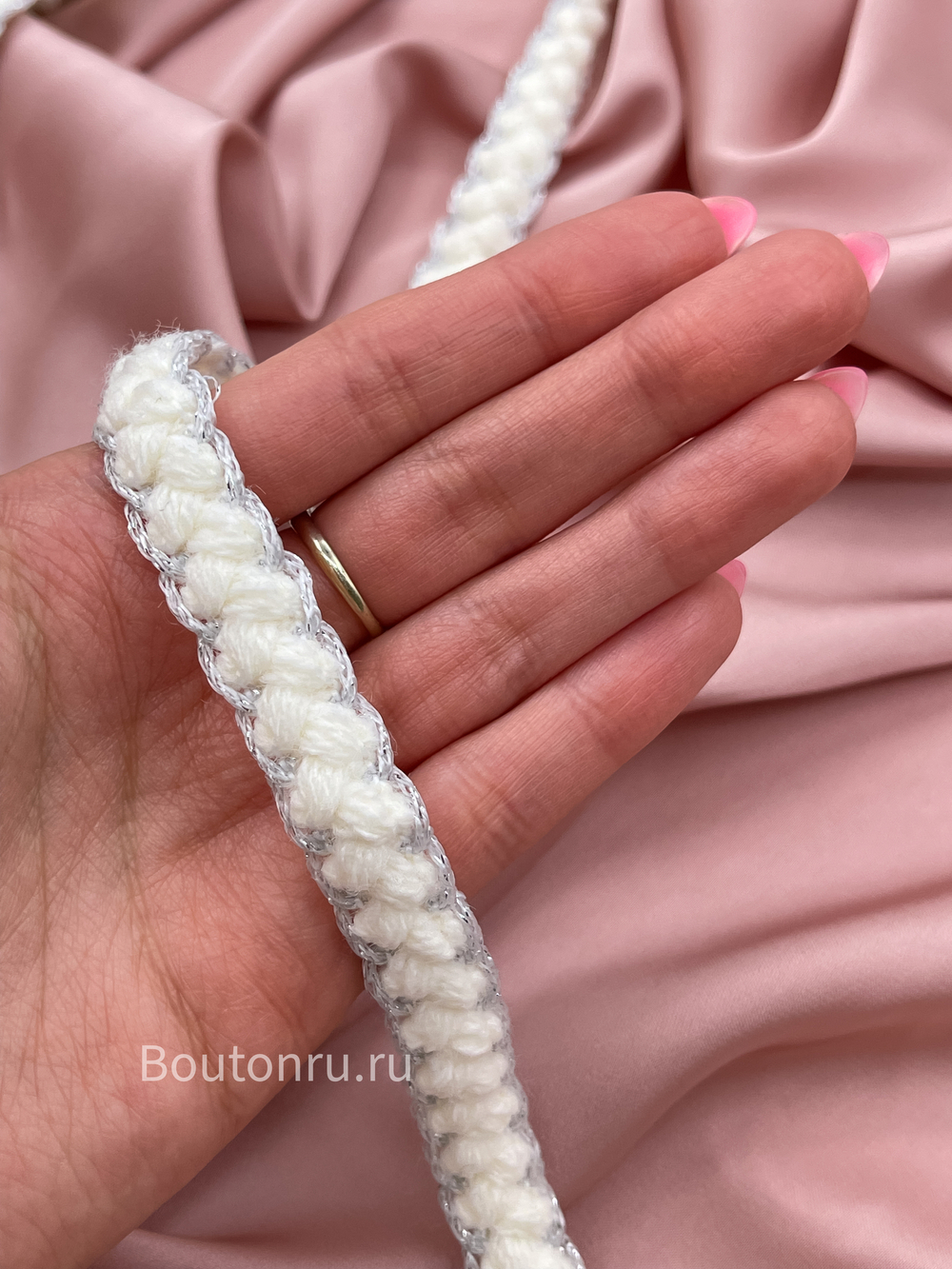 Тесьма белая косичка с серебристой нитью