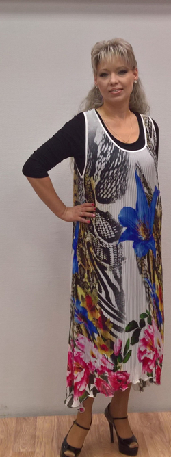 Яркий длинный сарафан в комплекте с черной туникой