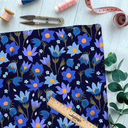 Ткань блэкаут плотные синие ромашки на чёрном фоне