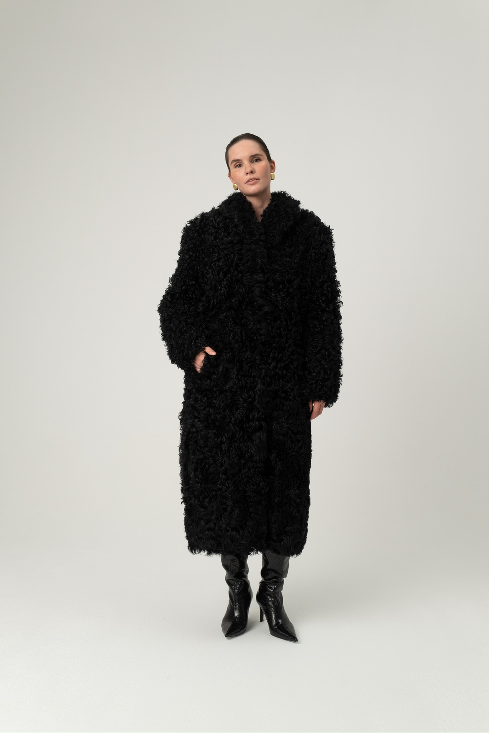 Длинная чёрная шуба