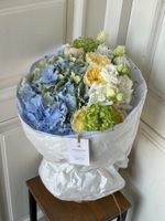 Букет сборный из кустовых пионовидных роз, гортензии, вибурнума и лизиантуса