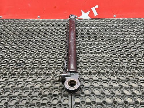 Цилиндр подъема кабины левый 2022г.