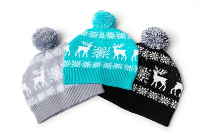 Шапка цветная с помпоном "Северные олени"