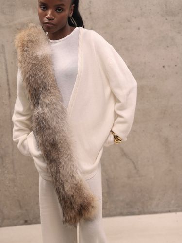 Молочный кашемировый костюм с глубоким вырезом