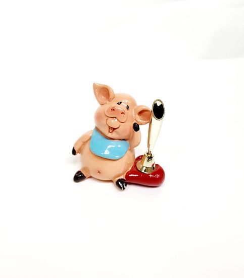 Сувенир держатель д/ручек "Поросёнок-лялька",полистоун лак 8х8,8х5,6 см