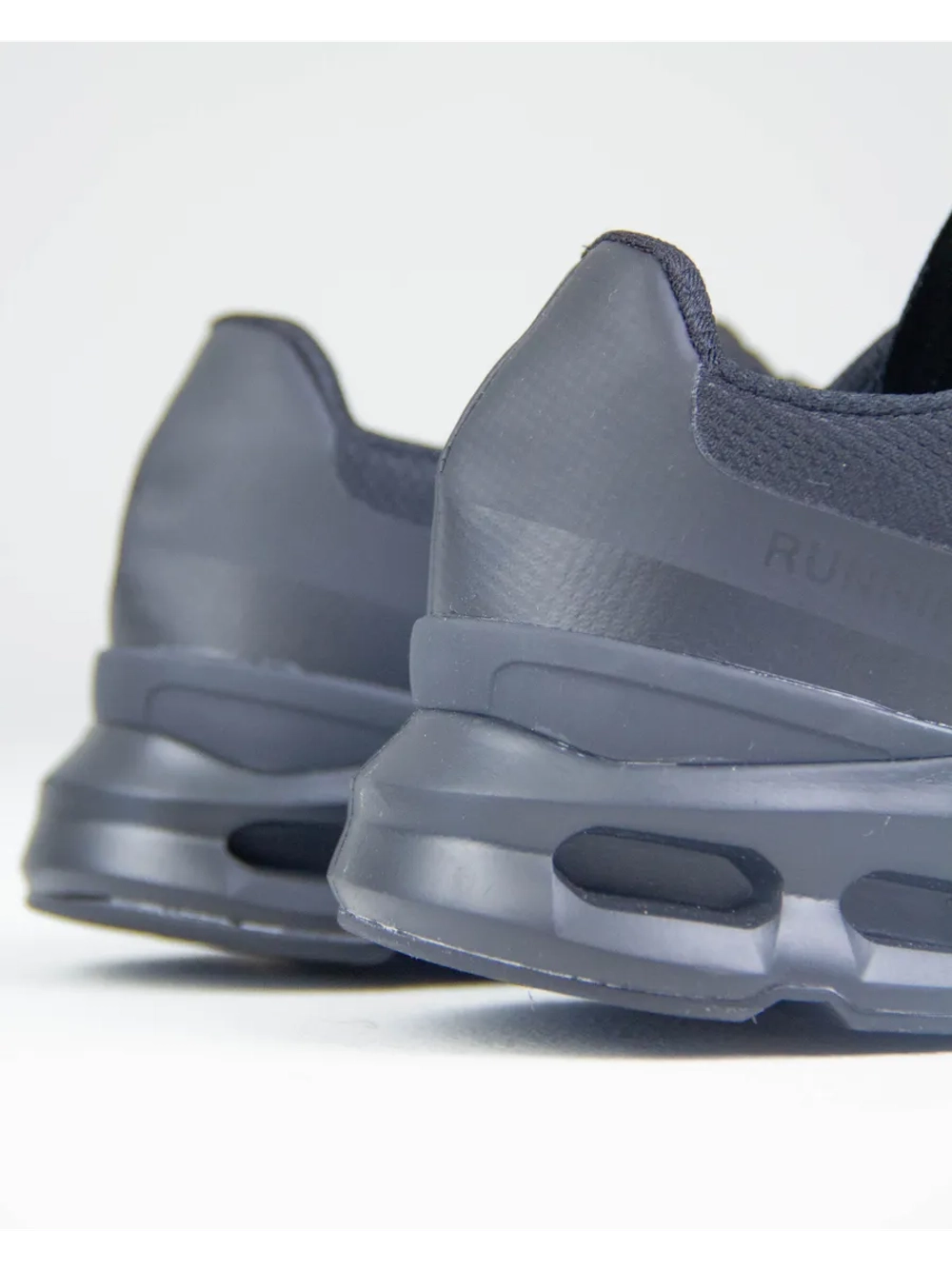 Спортивные беговые кроссовки