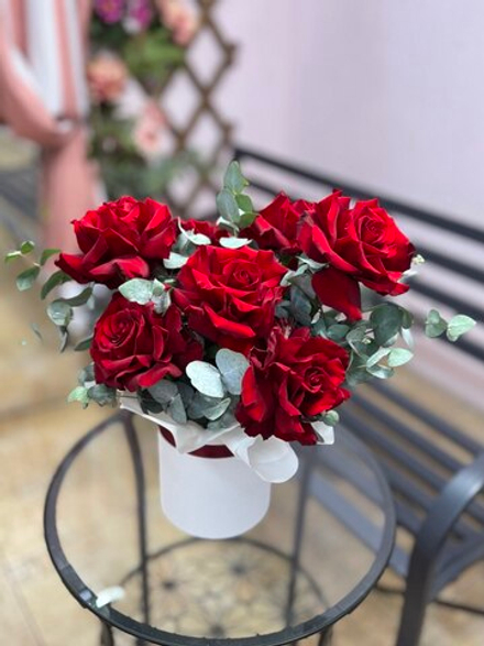 Шляпная коробка с 7 французскими розами