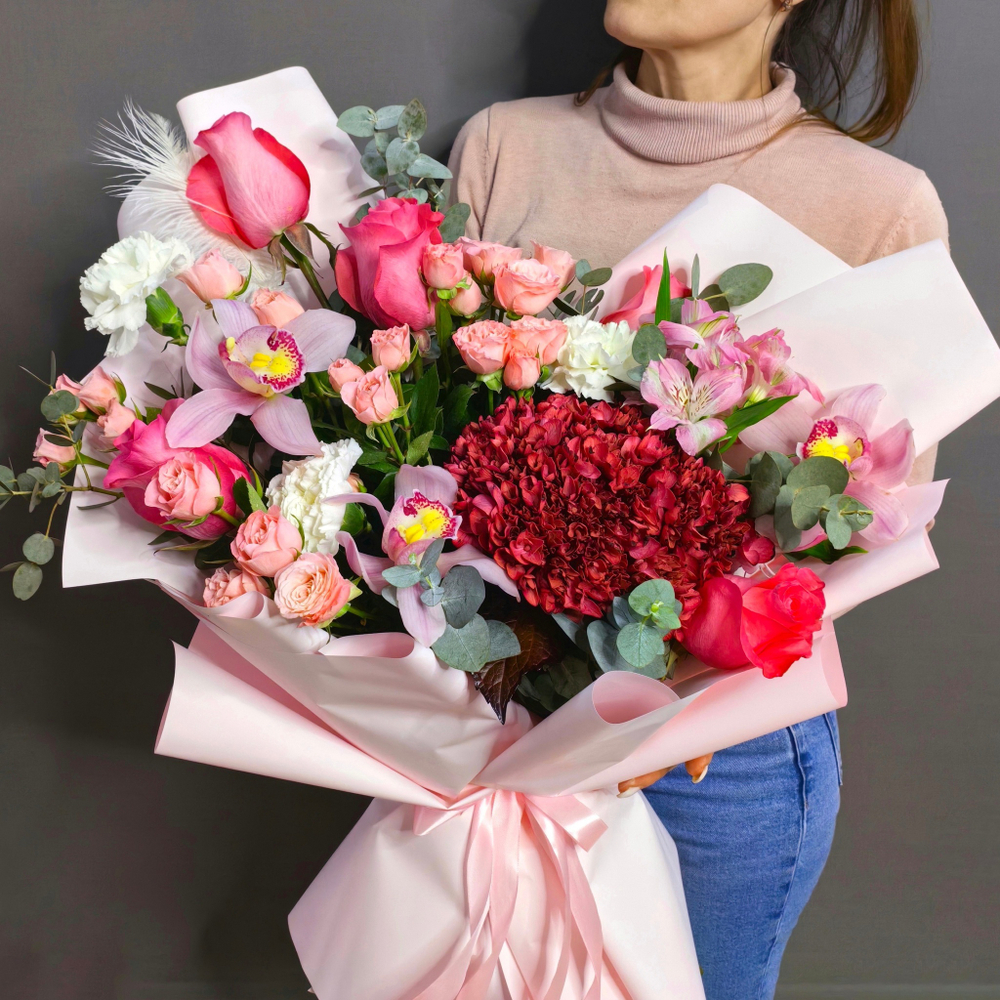 Авторский букет с бордовой гортензией