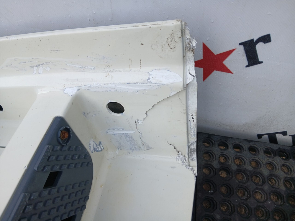 Корпус (дефект) подножек левый 2022г