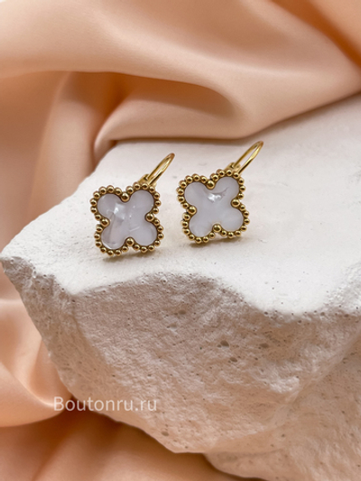 Серьги золотистые  белый клевер в стиле ван кл