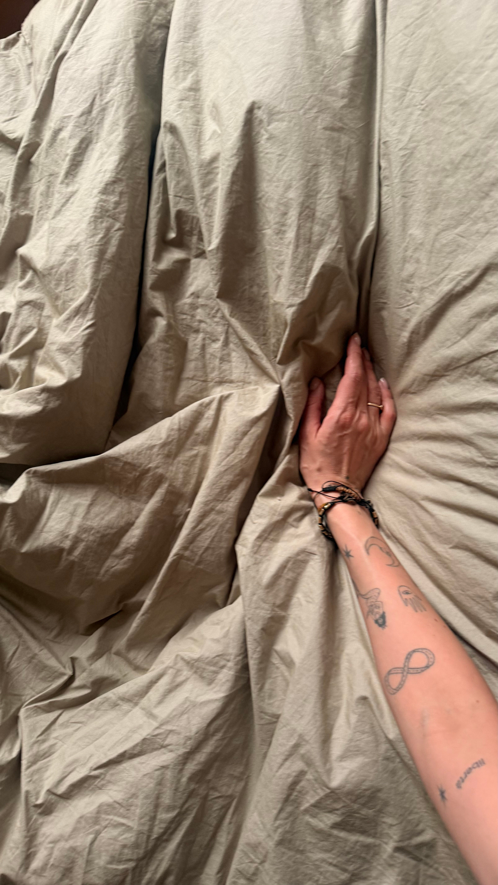 Комплект постельного белья из стираного перкаля бежево-серого цвета из коллекции Essential, 200х220 см