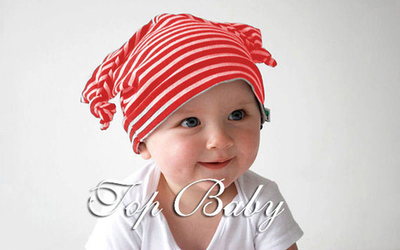 Шапка трикотажная с узелками на углах