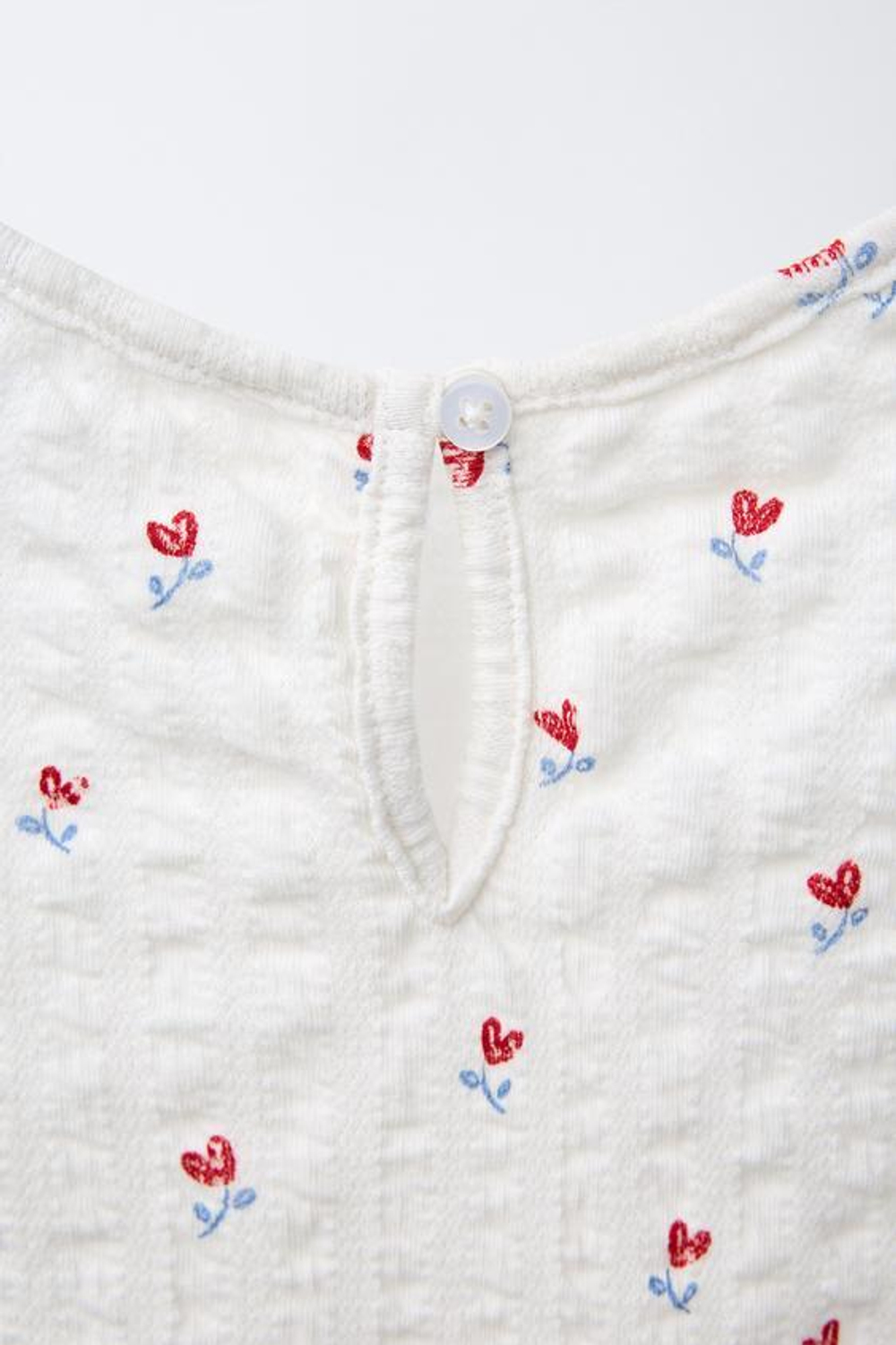 ZARA ФУТБОЛКА ИЗ РЕЛЬЕФНОЙ ТКАНИ С ЦВЕТОЧНЫМ ПРИНТОМ, ЖЕЛТОВАТО-БЕЛЫЙ