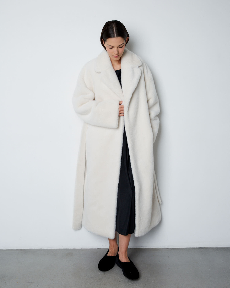 Шуба из искусственного меха норки молочный