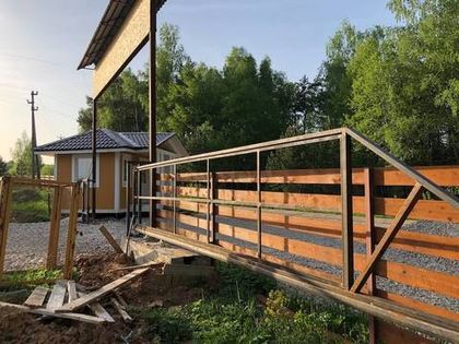 В «Усадьбе Романово» ведется установка автоматических ворот