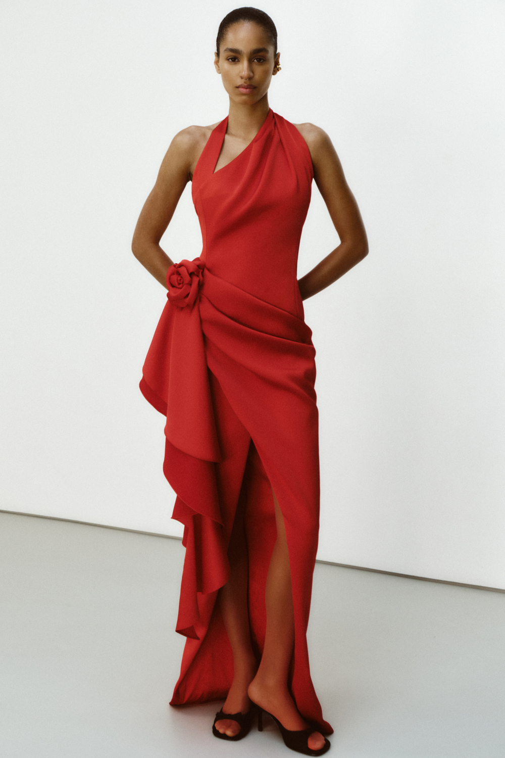 Платье макси асимметричное из сатина с цветком и воланом